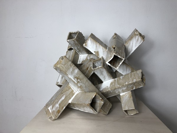 Paolo Ceribelli, War &Peace Structure, 2022. Scultura, ceramica ad alta temperatura e smalti, 45 x 45 x 45 cm. 