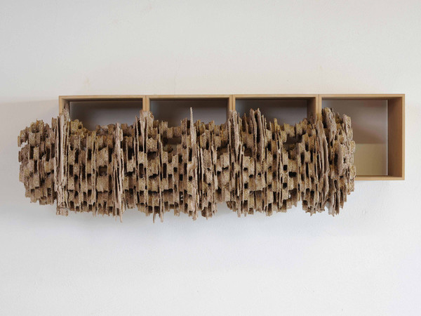 Jáchym Fleig, Sekret, 2012, 2K‐ Poliuretano, sabbia, moduli MDF, 55 x 160 x 58 cm