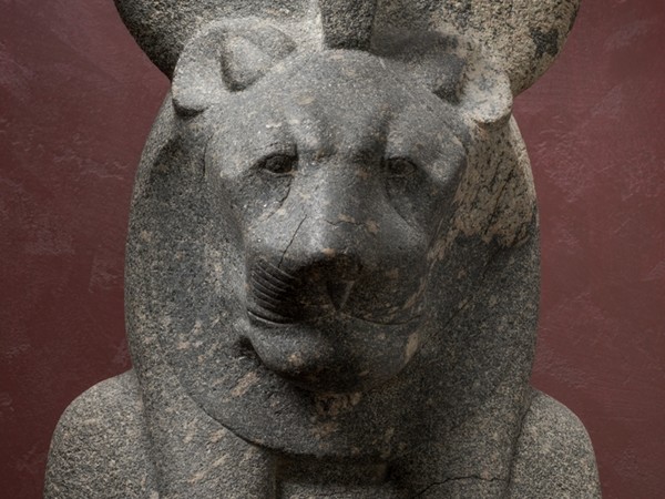 Statua di Sekhmet da Tebe leontocefala stante con disco solare, scettro-uadj e ankh (Particolare testa), Karnak, Tempio di Amenhotep III, Diorite grigia, Nuovo Regno / XVIII Dinastia, Amenofi III (1388-1351 a.C.), 211 x 45 x 56 cm, Torino, Museo Egizio | Su concessione del Ministero dei Beni e delle Attività Culturali e del Turismo: Fondazione Museo delle Antichità Egizie di Torino, Archivio Fotografico