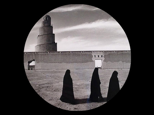 Fulvio Roiter, La torre elicoidale a Samarra, Iraq, 1964, Particolare dalla mostra Fulvio Roiter. Fotografie 1948-2007, Casa dei Tre Oci, Venezia, Dal 16 marzo al 26 agosto 2018 | Foto: ARTE.it