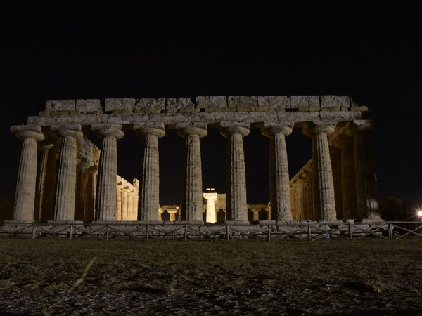 Paestum in notturna