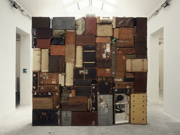 Fabio Mauri, Il Muro Occidentale o del Pianto, 1993. Valigie, borse, casse, involucri in cuoio, tela e legno, cm. 400x400x60