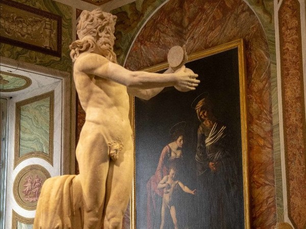 Caravaggio, Madonna dei Palafrenieri, olio su tela, 1605-1606. Satiro danzante, arte romana, sec. II d.C., marmo pentelico. Galleria Borghese, Roma