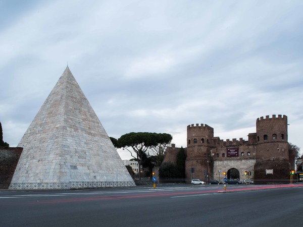 Piramide Cestia, Roma