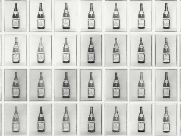 Franco Vimercati, Senza titolo (Bottiglie di acqua minerale), 1975, serie di 36 fotografie. Courtesy Archivio Franco Vimercati, Milano e Galleria Raffaella Cortese, Milano 