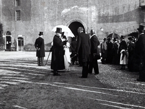 Re Umberto I e Luca Beltrami, cerimonia per l’inaugurazione della sede della Società Storica Lombarda nella sala della Rocchetta del Castello Sforzesco alla presenza di Re Umberto I e della Regina Margherita di Savoia, 19 ottobre 1897