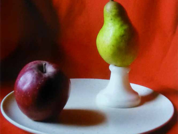 Horatio Goni, Mela, pera, fondo rosso, 2012, stampa digitale, 60x45 cm.
