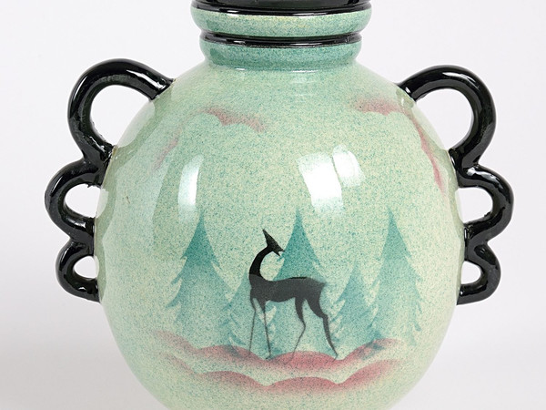 Mica (Sesto Fiorentino, 1930-39), Vaso biansato aerografato su fondo verde con alberi e gazzella, H 22 cm., Φ 16 cm. Marchio Mica/Sesto Fiorentino