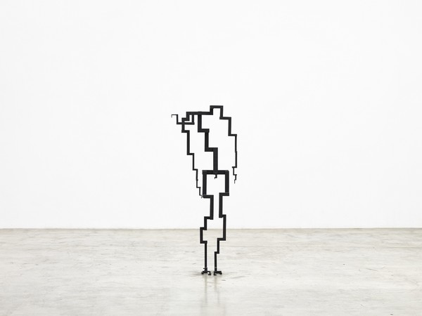 Antony Gormley, Veer II, 2018. Ghisa, 152x60x30.5 cm. Antony Gormley, Veer II, 2018. Ghisa, 152x60x30.5 cm.