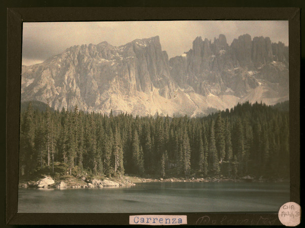 <div class="page" title="Page 2">
<div class="section">
<div class="layoutArea">
<div class="column"><span>Henrie Chouanard, </span><span><em>Lago di Carezza con le montagne del Latemar</em>, </span><span>Alto Adige 1930-1935 ca., autocromia su pellicola. Firenze, Archivi Alinari-archivio Chouanard</span></div>
</div>
</div>
</div>