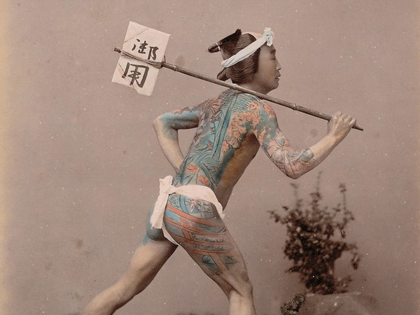 Kusakabe Kimbei, Corriere tatuato (hikyaku), 1885 circa, Giappone Segreto. Capolavori della fotografia dell'800 | Courtesy of Palazzo del Governatore, Parma 2016