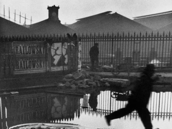 Henri Cartier-Bresson, Dietro la stazione Saint-Lazare, Parigi, 1932. © Henri Cartier-Bresson/Magnum. Photos-Courtesy Fondation HCB