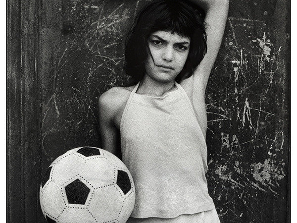 Letizia Battaglia, Palermo, 1980. Quartiere La Cala, La bambina con il pallone