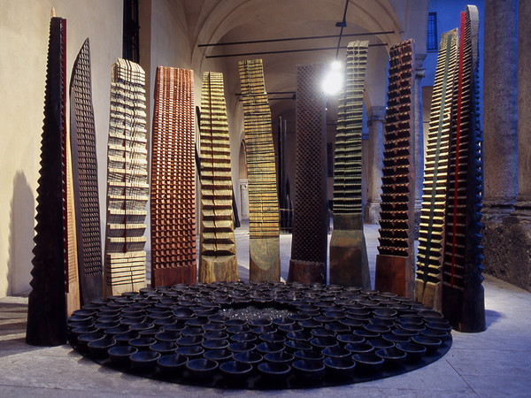Franca Ghitti, Bosco, 1989. Installazione, legno, terra di fucina e coppelle in ferro, Museo Diocesano di Milano, 2005 I Ph. F. Cattabiani