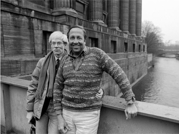 <em>Andy Warhol e Robert Rauschenberg al Museo Pergamon 1983</em> | © Christopher Makos, 1983, christophermakos.com