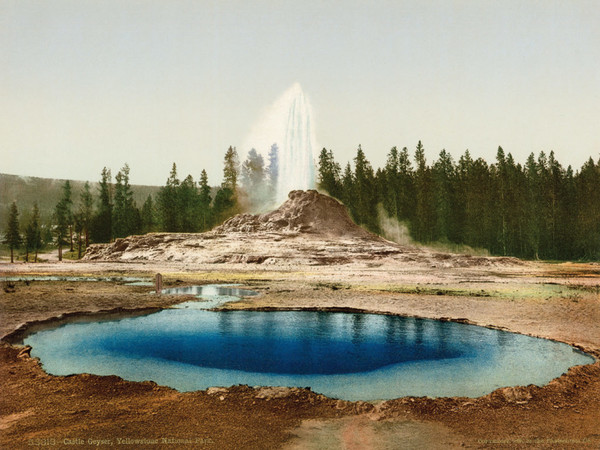 William Henry Jackson Photochrom Co., Castle Geyser, Yellowstone National Park, 1898. Da negativo originale di William Henry Jackson Fotocromia, 17×22,7 cm. Centro Documentazione Museo Nazionale della Montagna – CAI Torino.  Fondo Fotocromie