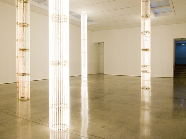 Cerith Wyn Evans, S=U=P=E=R=S=T=R=U=C=T=U=R=E, 2010, veduta dell'installazione, White Cube, Londra Cerith Wyn Evans, S=U=P=E=R=S=T=R=U=C=T=U=R=E, 2010, veduta dell'installazione, White Cube, Londra