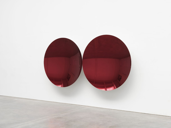 Anish Kapoor, Magenta Apple mix 2, 2018. Acciao inossidabile e vernice (dittico), 172x344x27 cm. Courtesy the Artist I Ph. Dave Morgan