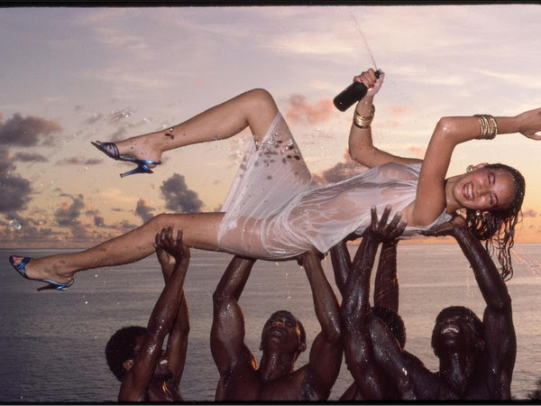 Gian Paolo Barbieri, Moira O'Brien, Seychelles, 1981. Courtesy of Fondazione Gian Paolo Barbieri and 29 ARTS IN PROGRESS gallery