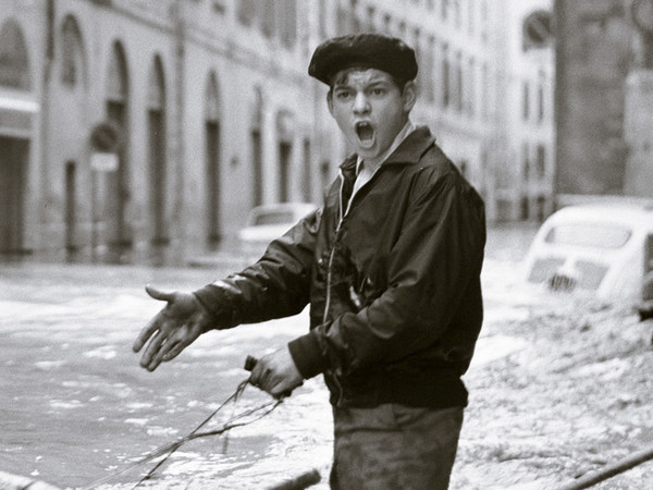 Ragazzo in strada, Firenze, 4 novembre 1966, Ph. Korab Image