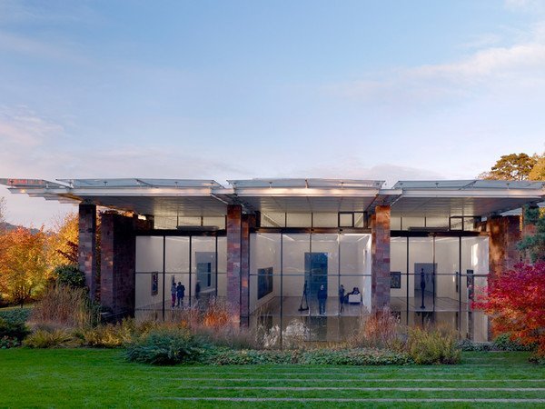 Fondation Beyeler, Basilea. Photo: Mark Niedermann L’edificio della Fondazione, progettato da Renzo Piano, custodisce un’importante collezione di 300 capolavori di arte moderna e contemporanea con opere di Picasso, Monet, Cézanne, Bacon e altri.