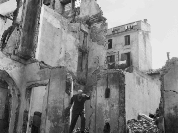 Milano, 1946: Lucio Fontana, rientrato in Italia dall’Argentina, si è recato a visitare quel che resta del suo studio ridotto in macerie dai bombardamenti 