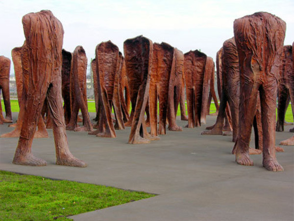 Magdalena Abakanowicz, Agora, 2005-2006, ferro, 106 figure 285-295 x 95-100 x 135-145 cm. Istallazione permanente a Grant Park, Chicago 