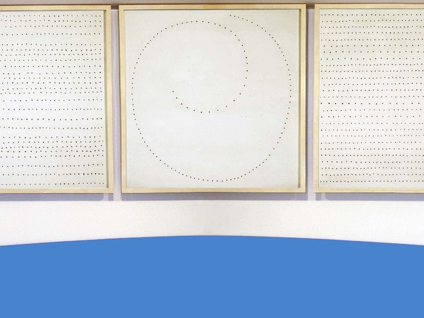 Lucio Fontana Concetto Spaziale. Trinità, 1966 installazione (idropittura su tela, bianco e legno laccato bianco. Trittico 203 x 203 cm cad.) collezione privata © Fondazione Lucio Fontana