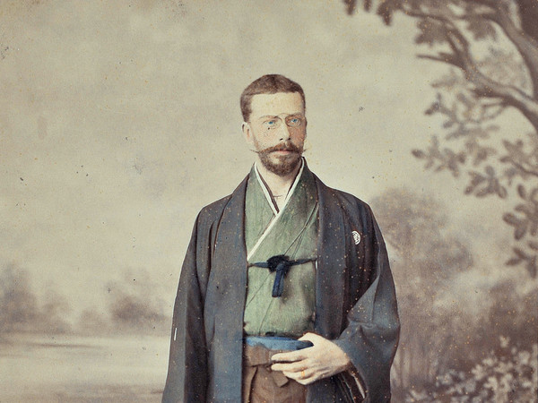 Adolfo Farsari, Ritratto di Enrico II di Borbone in abiti giapponesi, 1889, Giappone Segreto. Capolavori della fotografia dell'800 | Courtesy of Palazzo del Governatore, Parma 2016
