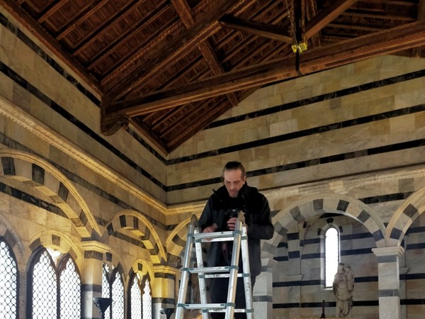 Gianni Lucchesi nella Chiesa di Santa Maria della Spina a Pisa