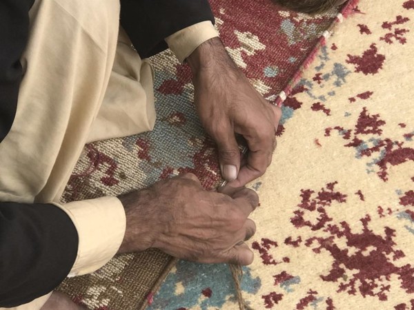 Franco Guerzoni, Un momento della lavorazione dell’opera tessile Motivi vaganti, 2018, 100% lana ‘ghazni’, origine Afghanistan, cardata e filata a mano, cm. 260×390