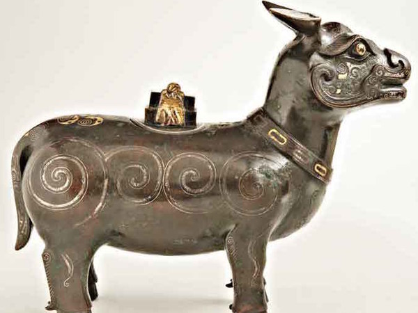Cina, periodo Ming, secolo XVI. Bruciaprofumi zun arcaistico a forma di tapiro. Museo d'Arte Orientale ‘E. Chiossone’, Genova