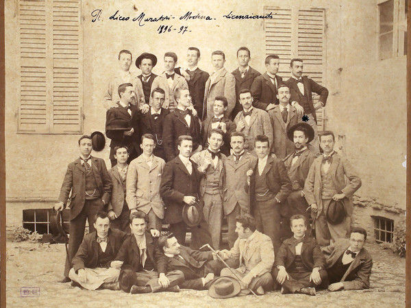 Liceo Ludovico Antonio Muratori di Modena, Foto di gruppo della maturità, anno scolastico 1896-97, fotografia. Modena, Biblioteca Estense Universitaria