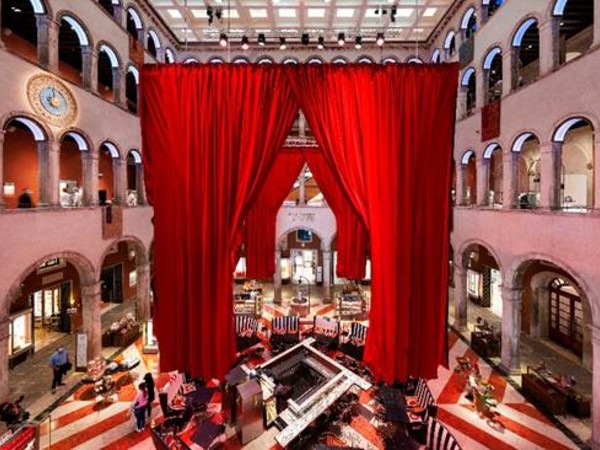 Second Act, installazione site-specific di Maarten Baas, Fondaco dei Tedeschi, Venezia