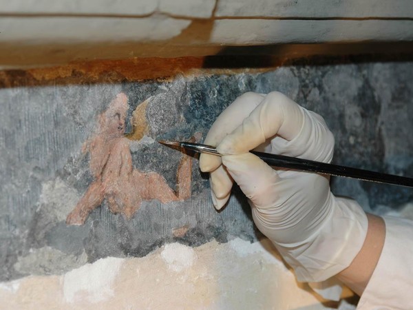 Restauratori al lavoro sugli affreschi della sala, Villa del Principe, Genova