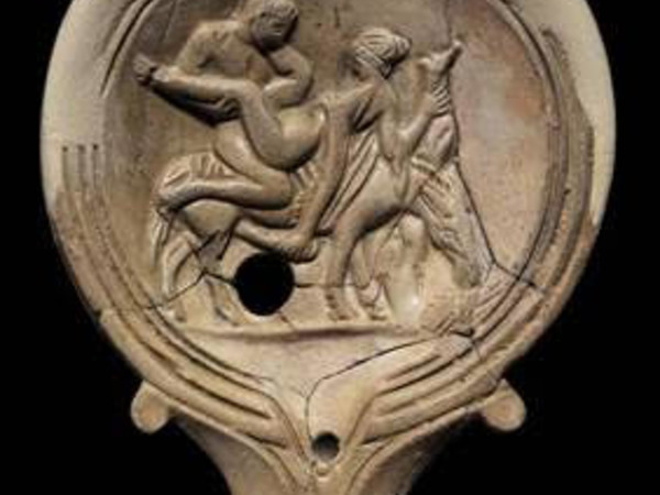 Lucerna romana del I secolo d.C. con scena di amplesso sul dorso di un asino. Modena, scavi NoviSad  