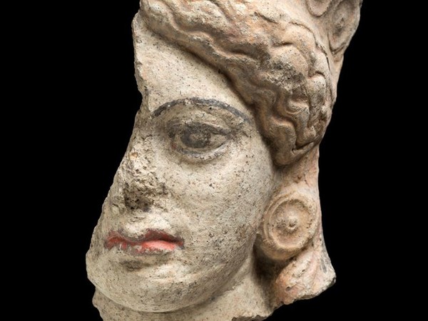 Frammento di antefissa, Testa di figura femminile, Terracotta dipinta | Courtesy Musei Capitolini 