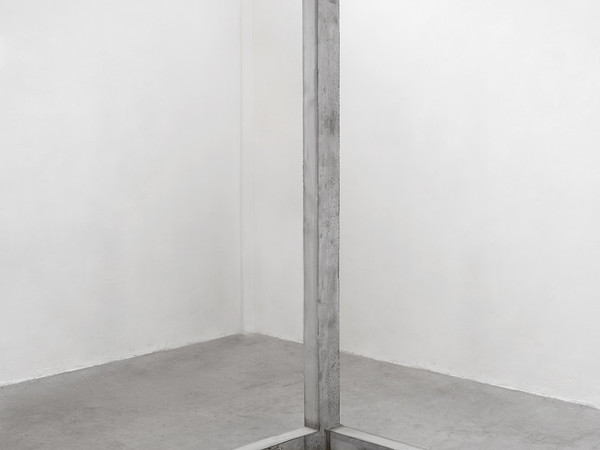 Fabrizio Prevedello, Cornerstone (258), 2019, cemento armato, ardesia, cm. 220x120x80 I Ph. Camilla Maria Santini