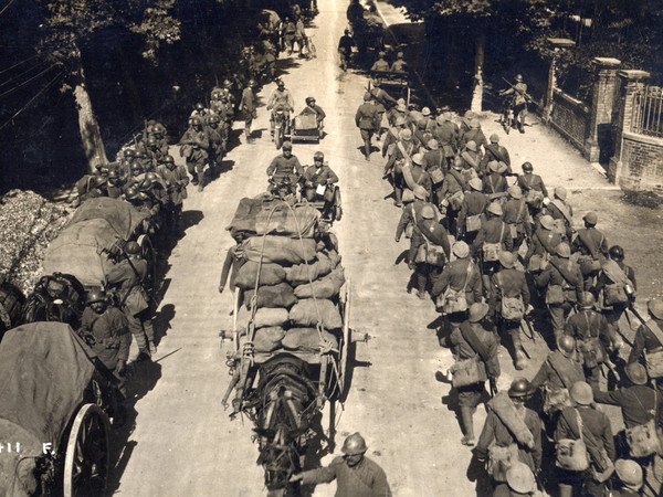 Truppe italiane di rincalzo che marciano verso il fronte. Archivio Fotografico Museo della Terza Armata