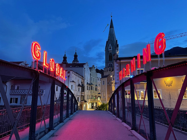 Stefano Cagol, Global Warning (pericolo globale), 2022. Installazione, neon, suono, 2 elementi, dimensioni ambientali. Courtesy l’artista; Water Light Festival