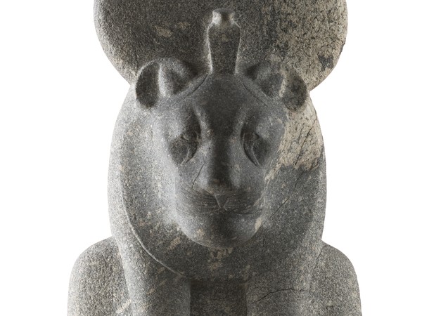 Statua di Sekhmet da Tebe leontocefala stante con disco solare, scettro-uadj e ankh, Karnak, Tempio di Amenhotep III, Diorite grigia, Nuovo Regno / XVIII Dinastia, Amenofi III (1388-1351 a.C.), 211 x 45 x 56 cm, Torino, Museo Egizio | Su concessione del Ministero dei Beni e delle Attività Culturali e del Turismo: Fondazione Museo delle Antichità Egizie di Torino, Archivio Fotografico