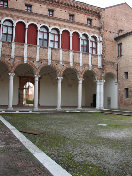 	Palazzo Costabili: cortile d’onore (particolare) - Foto Archivio MiBAC