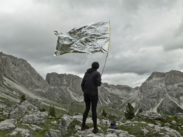 Mrova Landschaft, Macht Kapital, 2015. Video documentation of the intervention with the flag. HD video, 16:9, audio stereo. 5:30 min, June 2015, Dolomites, South Tyrol