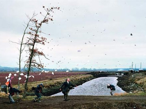  Jeff Wall, A Sudden Gust of Wind (after Hokusai), 1993 
