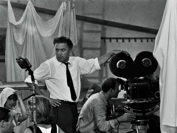 Fellini sul set di <em>8 ½</em>, Gideon Bachmann, 1963 | © Cinemazero Images – Pordenone<br />