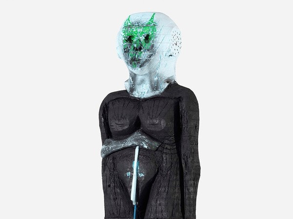  Huma Bhabha, Beyond the River, 2019, sughero, Styrofoam, tondino di ferro, legno, acrilico, e oil stick, 76.2×94×261.6 cm.