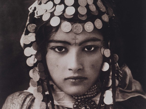 Lehnert & Landrock, Algeria 1922, Una ragazza della tribù Ouled Nail con indosso le monete d'oro della sua dote, Algeria, 