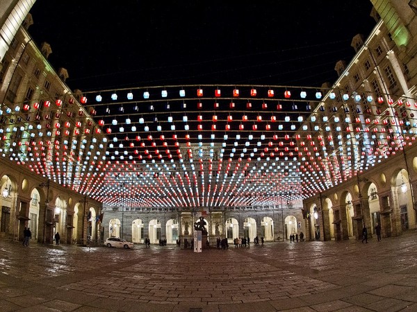 Daniel Buren, <em>Tappeto volante</em>