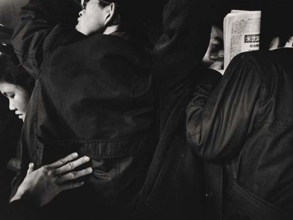 Yutaka Takanashi (Shinjuku, Giappone, 1935), Shinjuku Station, Shinjuku-ku, Dalla serie “Toshi-e”, 1965, Stampa ai sali d’argento, 30.7 x 20.7 cm | © Yutaka Takanashi, Courtesy of PRISKA PASQUER, Cologne