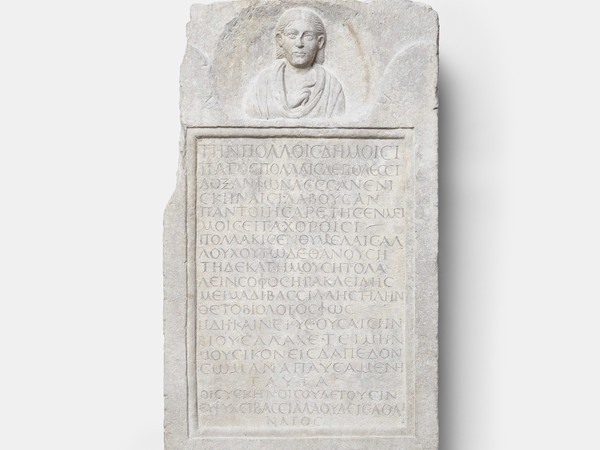 Sezione VI.1., la stele funeraria della mima Bassilla